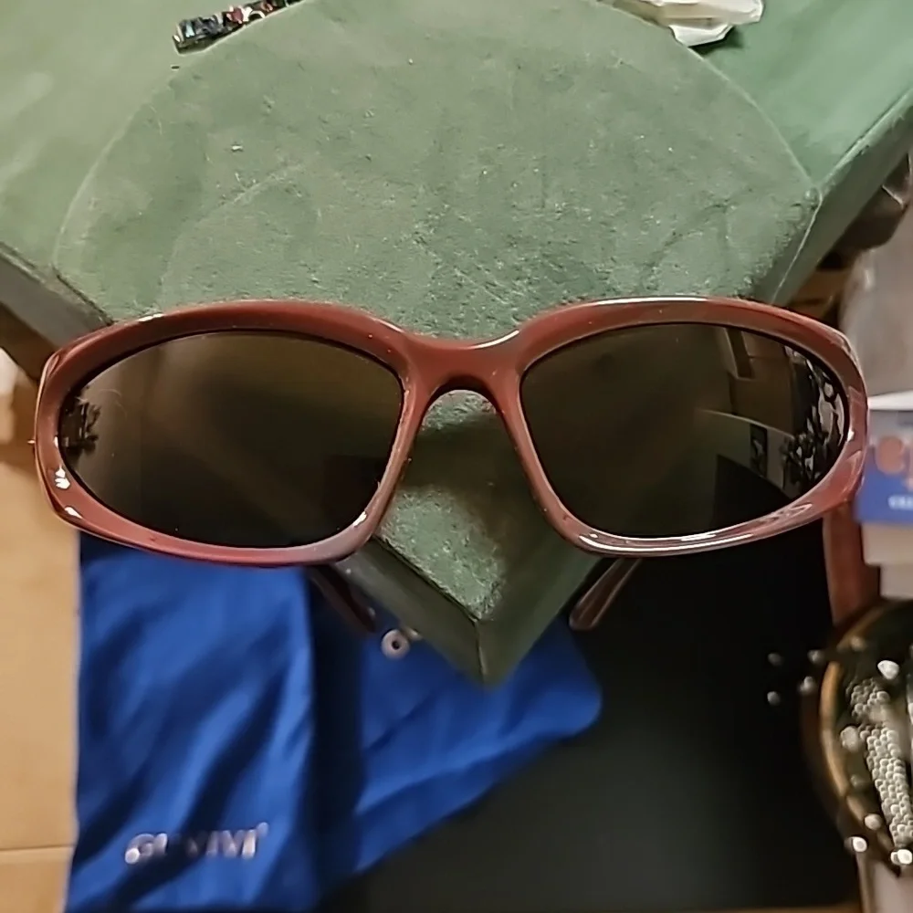 Guvivi maroon Sunglasses - Picture 3 of 4
